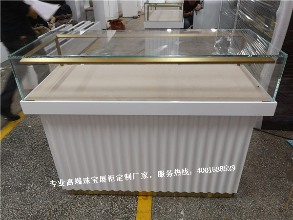 木質(zhì)珠寶展示柜.jpg